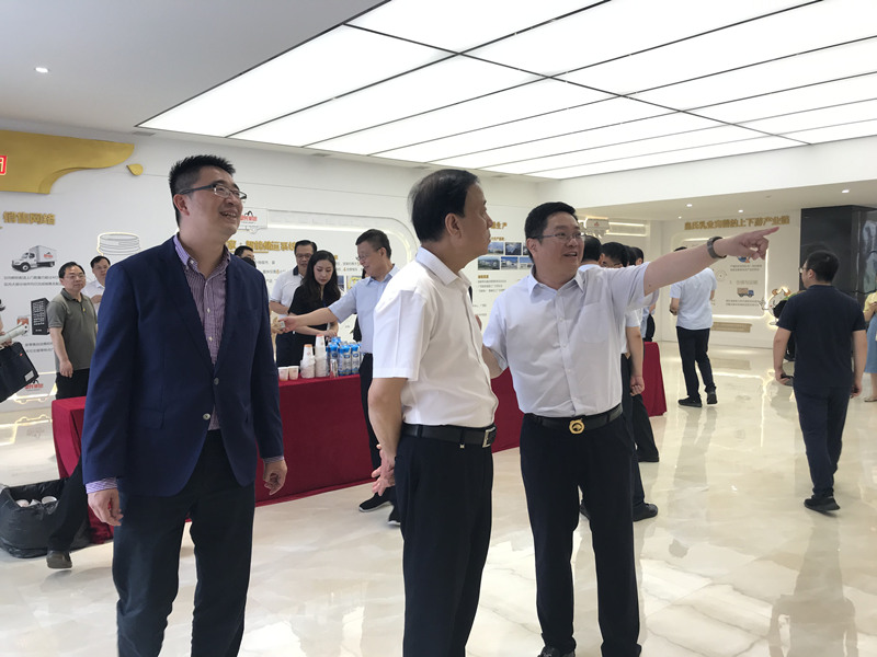 全國(guó)人大常委會(huì)副委員長(zhǎng)、九三學(xué)社中央主席武維華蒞臨皇氏集團(tuán)參觀考察