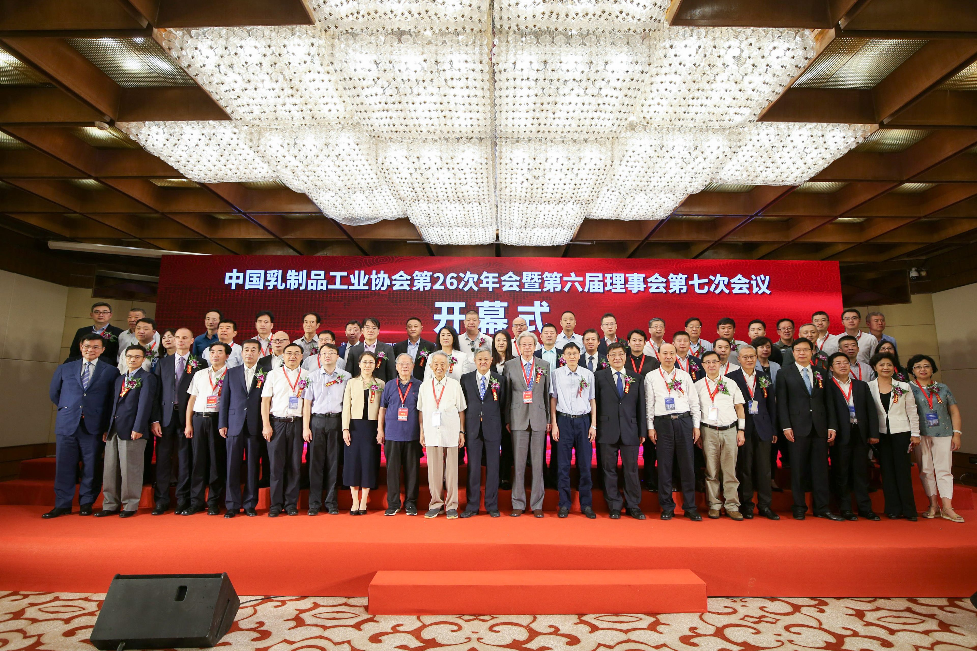 皇氏集團榮獲“中國乳業(yè)精神模范企業(yè)”稱號和多項大獎，企業(yè)實力再獲肯定