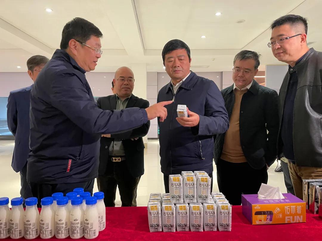 廣西壯族自治區(qū)副主席、黨組成員方春明率調(diào)研組一行蒞臨皇氏集團開展水牛奶產(chǎn)業(yè)深入調(diào)研
