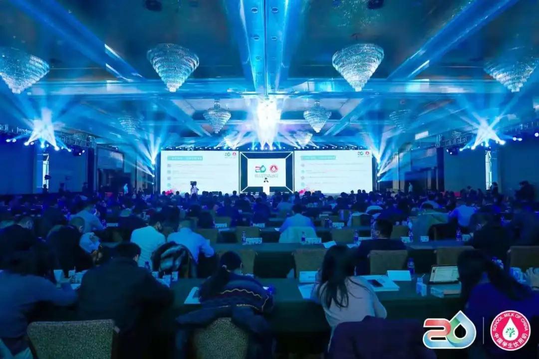砥礪前行二十載，不忘初心護未來| 皇氏集團旗下三家乳企獲評“中國學生飲用奶學生營養(yǎng)改善貢獻企業(yè)”