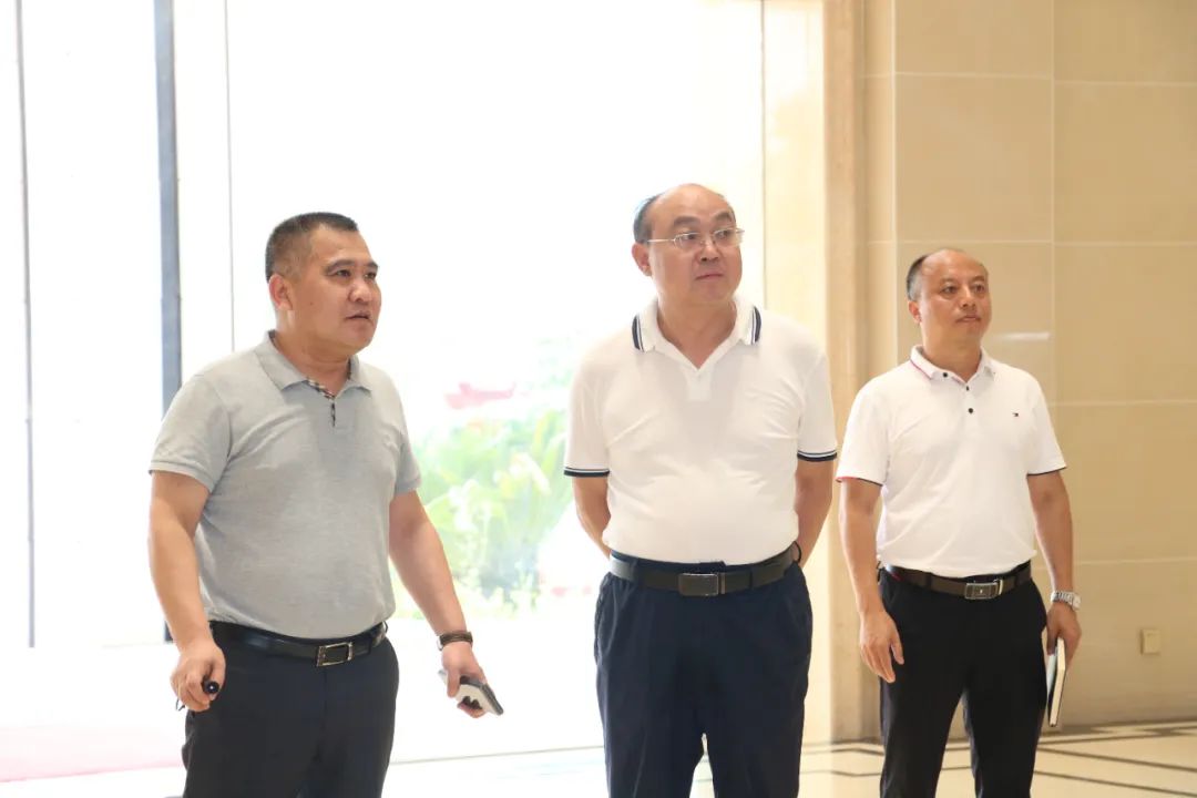 遵義市委統(tǒng)戰(zhàn)部副部長、市工商聯(lián)黨組書記吳疆蒞臨皇氏集團遵義乳業(yè)調(diào)研指導