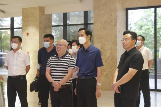 菏澤市委副書記、市長(zhǎng)張倫一行領(lǐng)導(dǎo)蒞臨皇氏集團(tuán)參觀交流