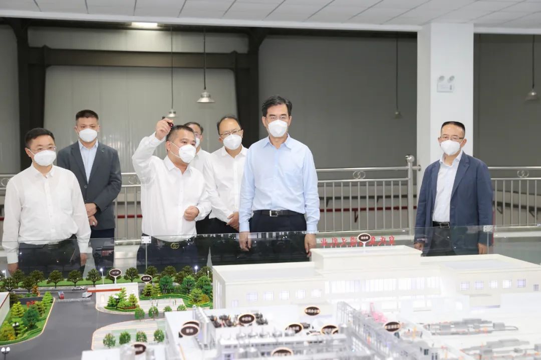 貴州省委副書記、省長李炳軍到皇氏集團遵義乳業(yè)有限公司調(diào)研