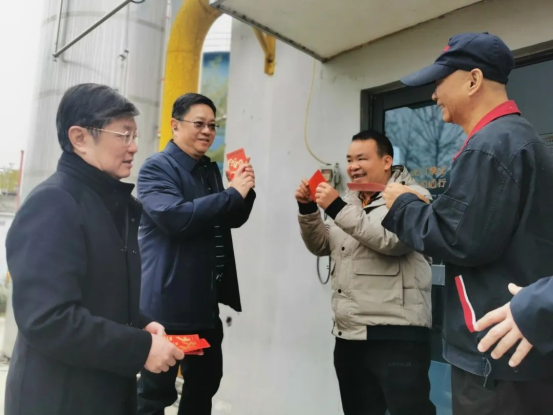 聲聲問(wèn)候傳真情，濃濃關(guān)懷暖人心丨皇氏集團(tuán)領(lǐng)導(dǎo)新春慰問(wèn)在崗員工