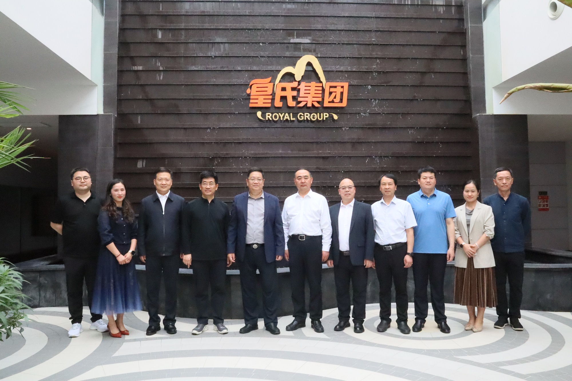 2023年5月14日，阜陽市委書記孫正東一行蒞臨皇氏集團(tuán)交流考察