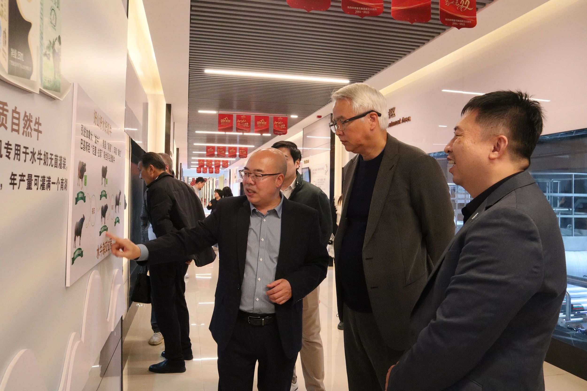 上海達(dá)爾威公司董事長林瑞陽、G70環(huán)球家族辦公室中國區(qū)首席執(zhí)行官史贊侖一行到訪皇氏集團(tuán)考察調(diào)研