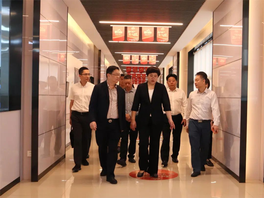 廣西南寧市委常委、統(tǒng)戰(zhàn)部部長、副市長張自英到訪皇氏集團開展經(jīng)濟發(fā)展調(diào)研服務