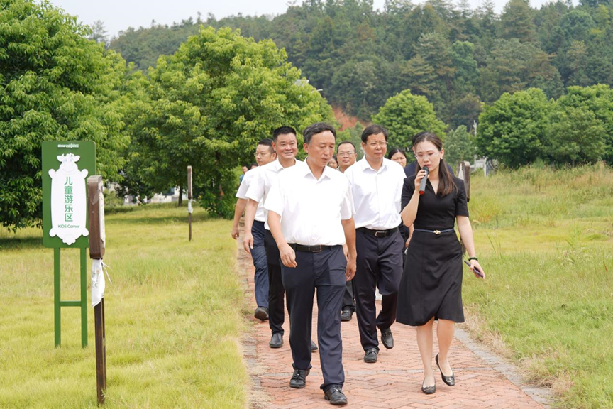 寧鄉(xiāng)市市委副書記、市長黃滔一行蒞臨皇氏集團湖南優(yōu)氏歐冠牧場調(diào)研