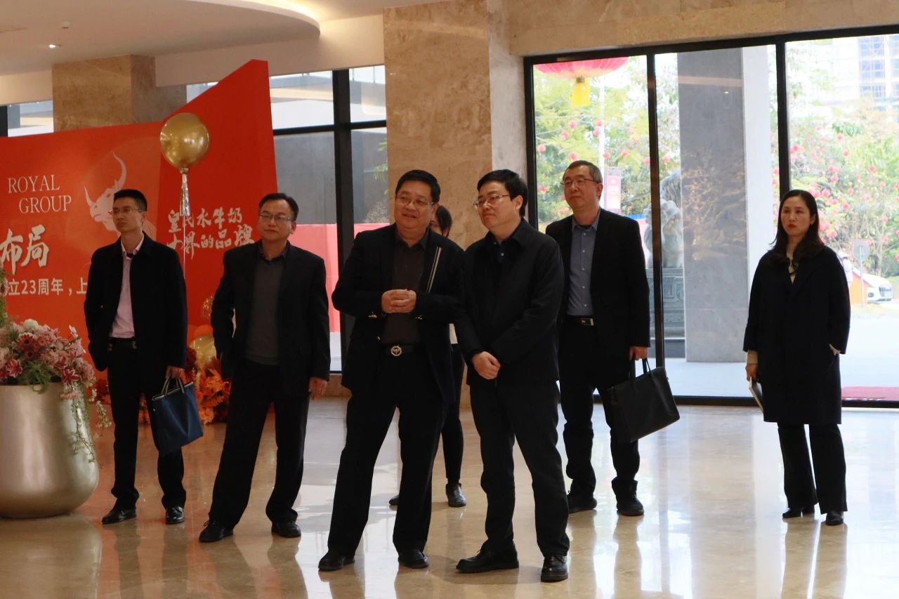 中國郵政儲蓄銀行廣西區(qū)分行黨委書記、行長曾創(chuàng)新到皇氏集團(tuán)調(diào)研指導(dǎo)