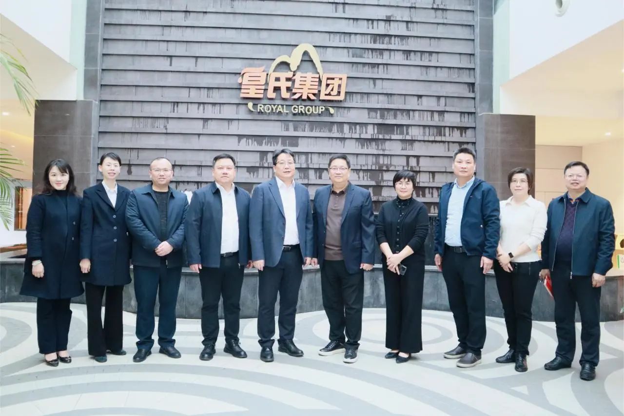 中國(guó)銀行廣西區(qū)分行副行長(zhǎng)、南寧分行行長(zhǎng)曹耀鋒到皇氏集團(tuán)調(diào)研指導(dǎo)